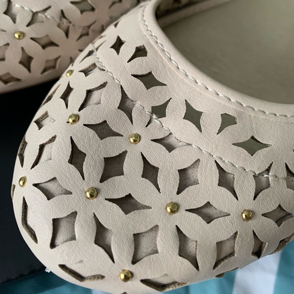 Beautiful nude, gold studded flats - Picture 2 of 2